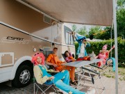 Friends bij camper Julianahoeve 2022.jpg